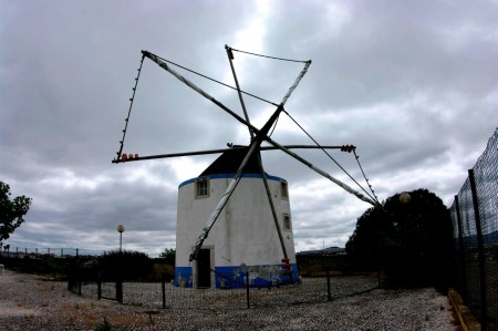 A.Sotero.Frazão | Se for possível destapar, tirando a árvore, seria bom! Porque assim podia-se ver o Moinho ex libris de Apelação património Municipal